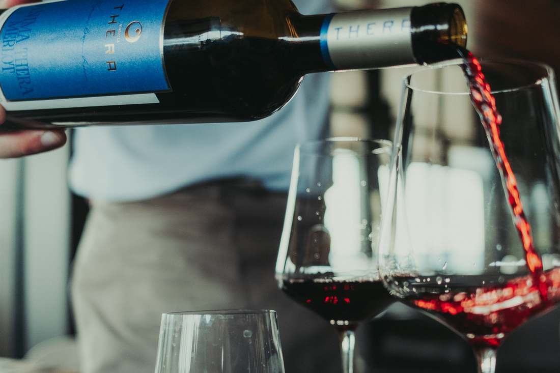 Vinho servido à mesa na Fazenda Bom Retiro